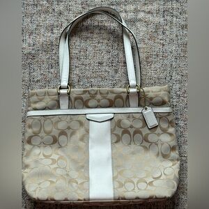 ✨🤍Coach signature canvas tote w/white and gold detailing🤍✨